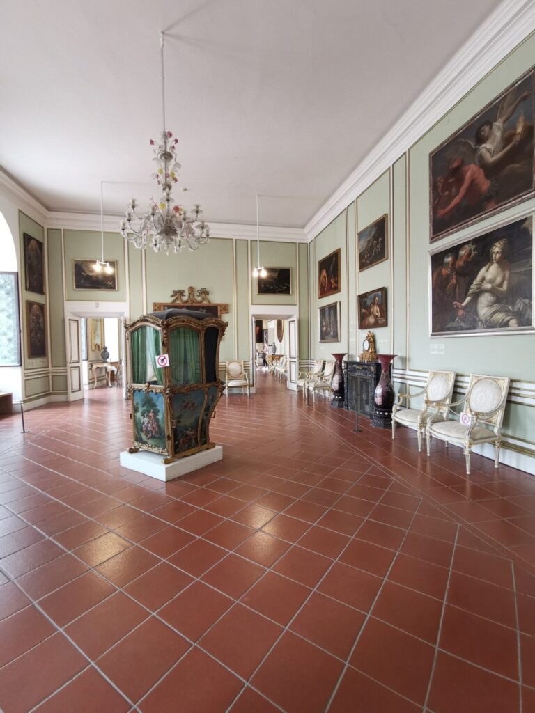 Ausstellungsraum mit Kutsche und Gemälde  im Rektorenpalast in Dubrovnik