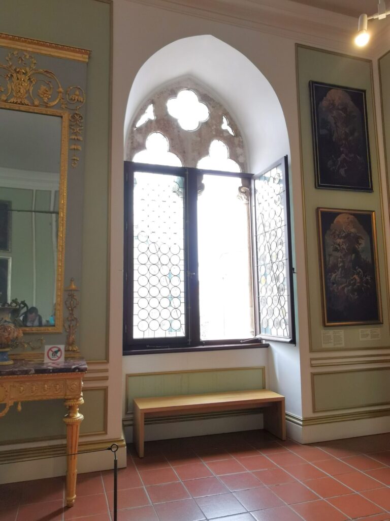 Fenster im Ausstellungsraum im Rektorenpalast in Dubrovnik