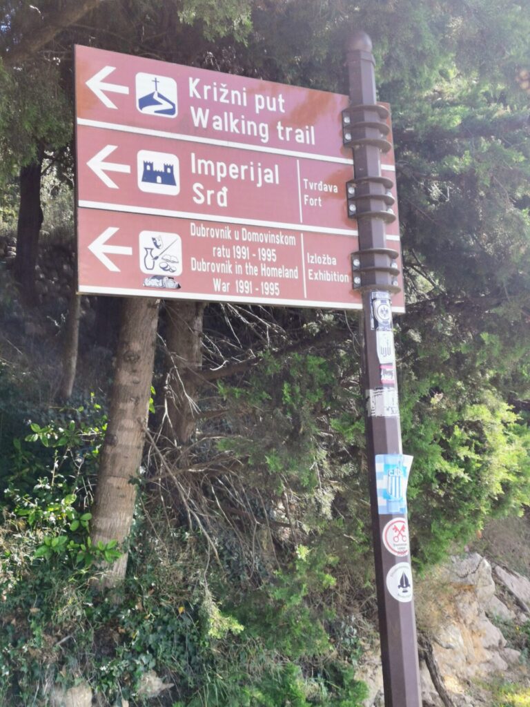 Beschilderung auf dem Berg Skr in Dubrovnik 