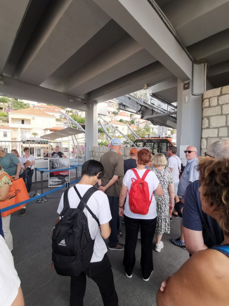 Warteschlange an der Talstation der Seilbahn in Dubrovnik