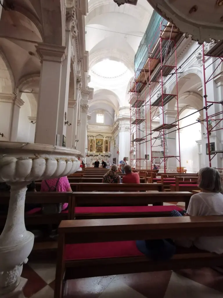 Mittelgang mit Bänken in der Kathedrale von Dubrovnik
