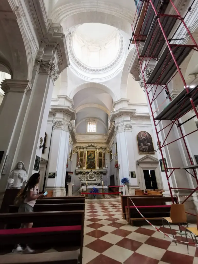 Mittelgang der Kathedrale von Dubrovnik