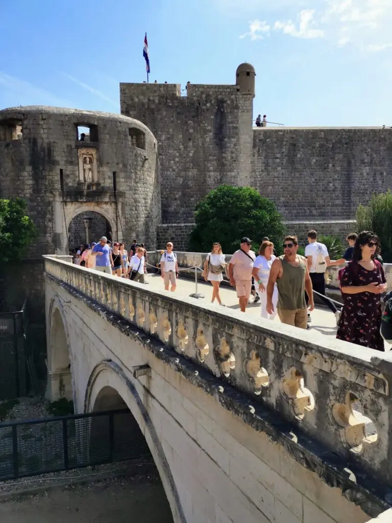 Brücke zum Pile Tor Stadttor in Dubrovnic