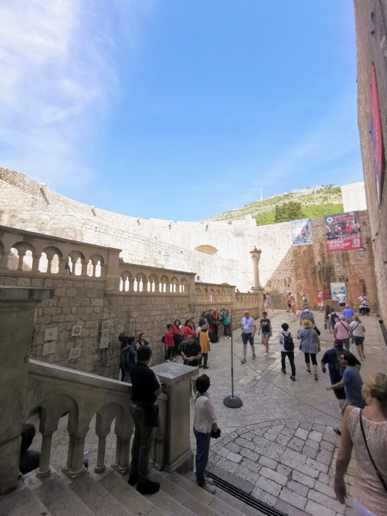 Weg durch das Stadttor in die Altstadt von Dubrovnic