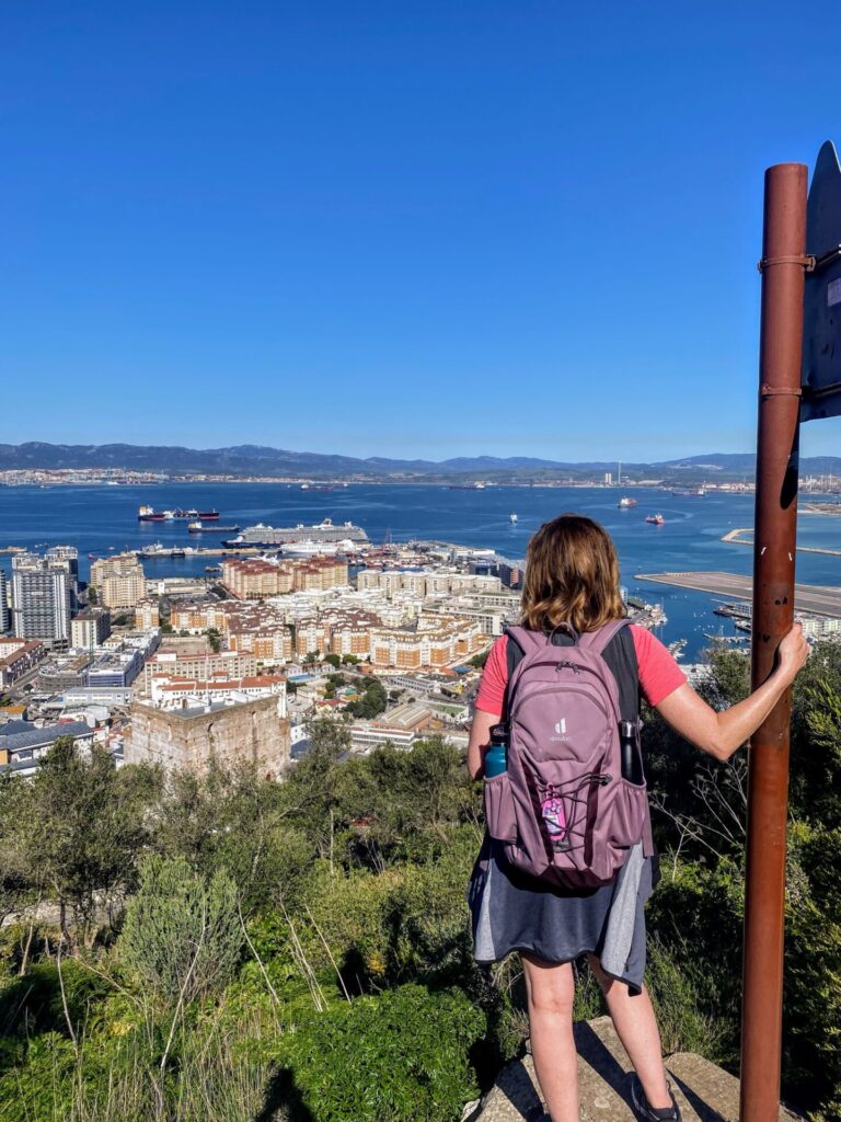 Aussichtsplattform auf dem Upper Rock  mit Frau