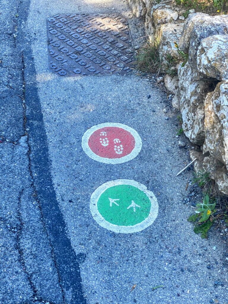 Wanderweg Markierungen auf dem Upper Rock in Gibraltar