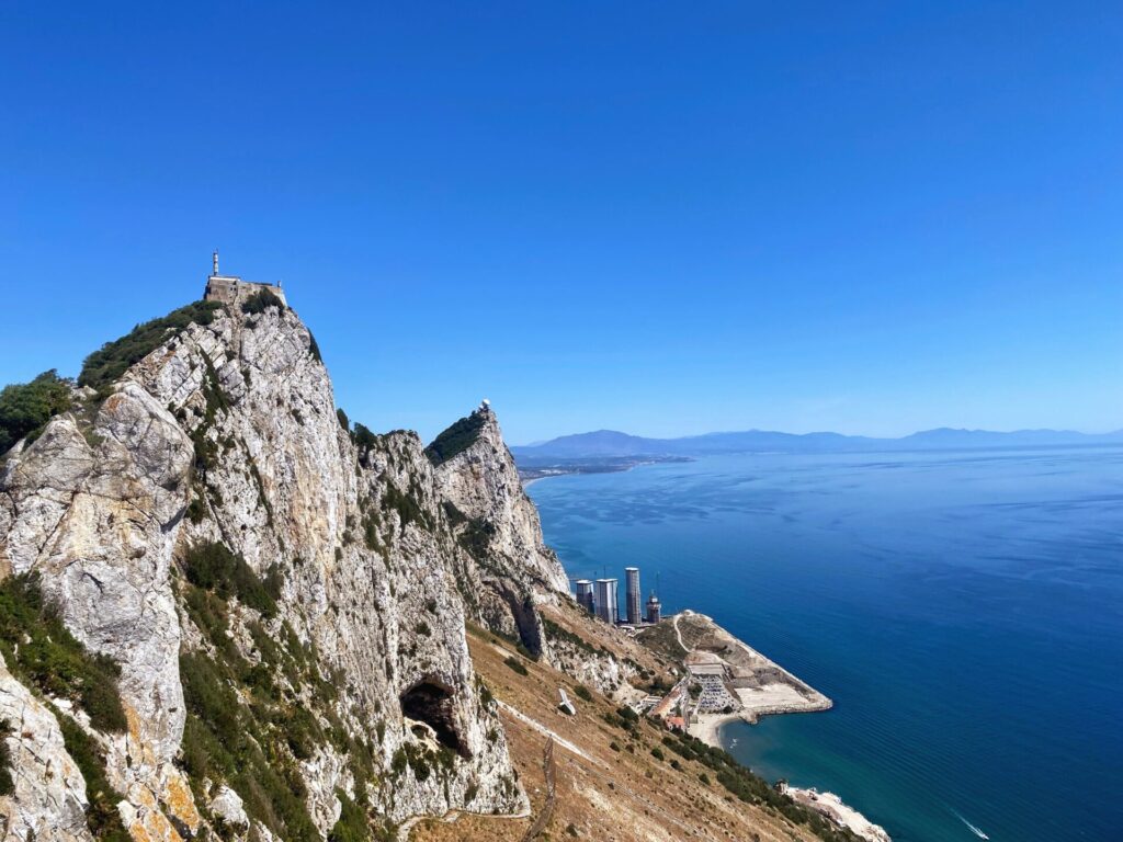 Blick auf den Bergkamm vom Upper Rock und das Meer
