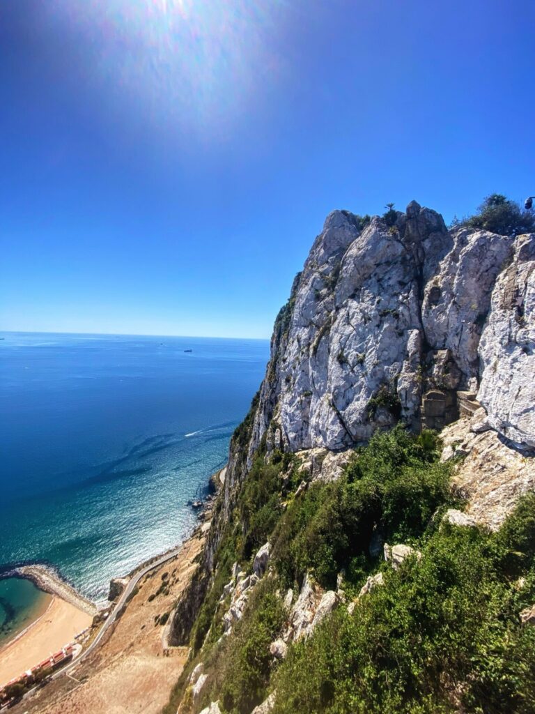 Blick auf den Bergkamm vom Upper Rock und das Meer
