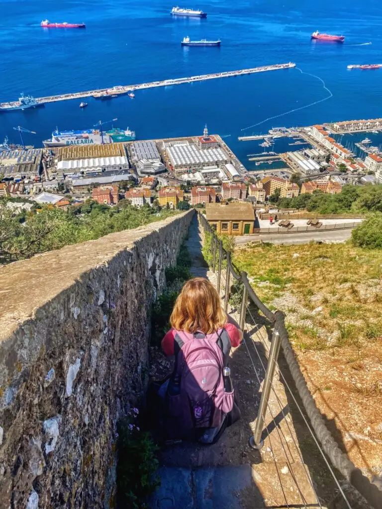 Treppe mit Frau vom  Charles V Wall auf den Upper Rock in Gibraltar