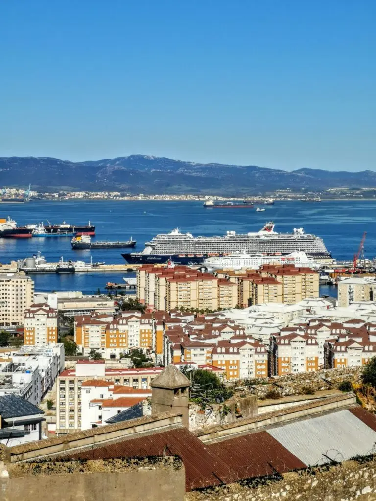 Blick auf Gibraltar mit Hafen und Kreuzfahrtschiff