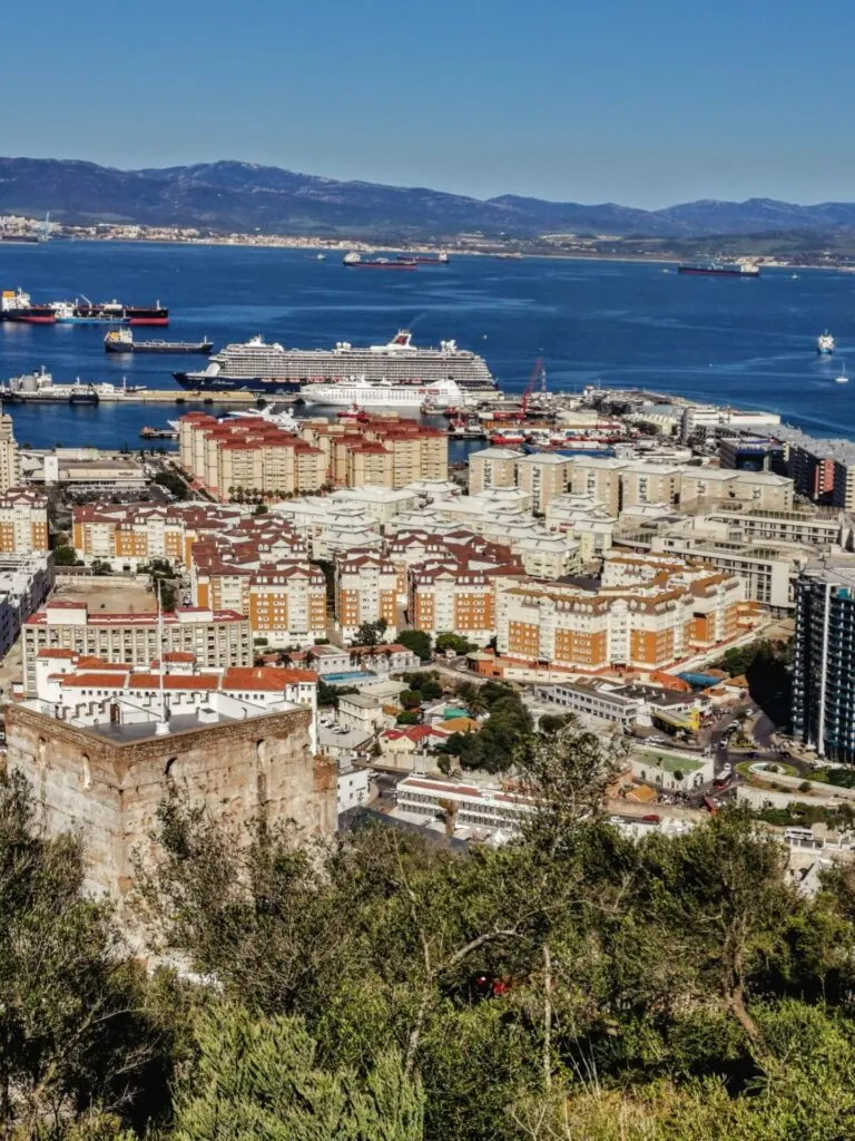 Blick auf Gibraltar mit Hafen und Kreuzfahrtschiff