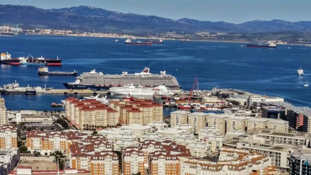 Blick auf Gibraltar und den Hafen mit Kreuzfahrtschiff