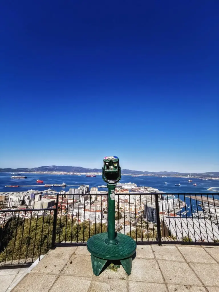 Aussichtsplattform auf dem Upper Rock  mit grünem Fernglas