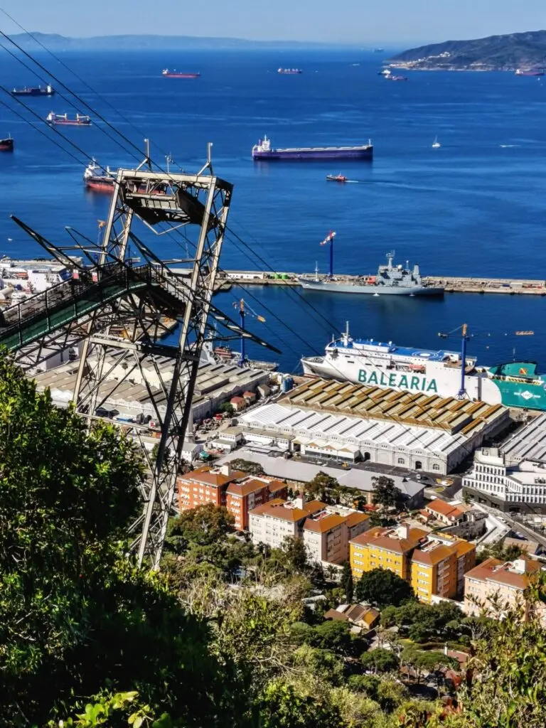 Blick auf Gibraltar mit Seilbahn