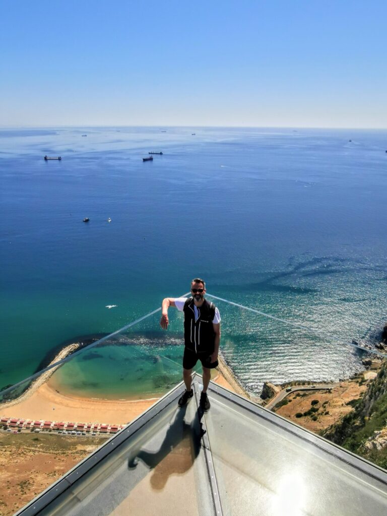 Mann auf dem Skywalk auf dem Upper Rock in Gibraltar