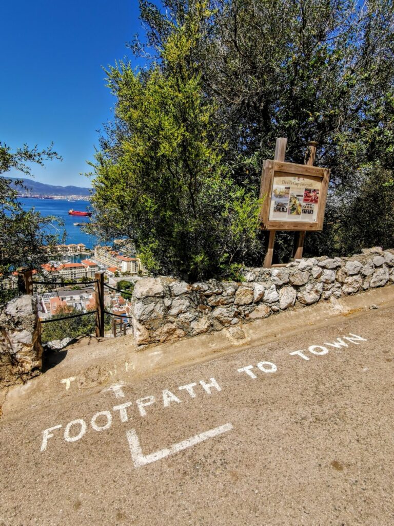 Markierung am Boden für Fußweg ins Stadtzentrum von Gibraltar