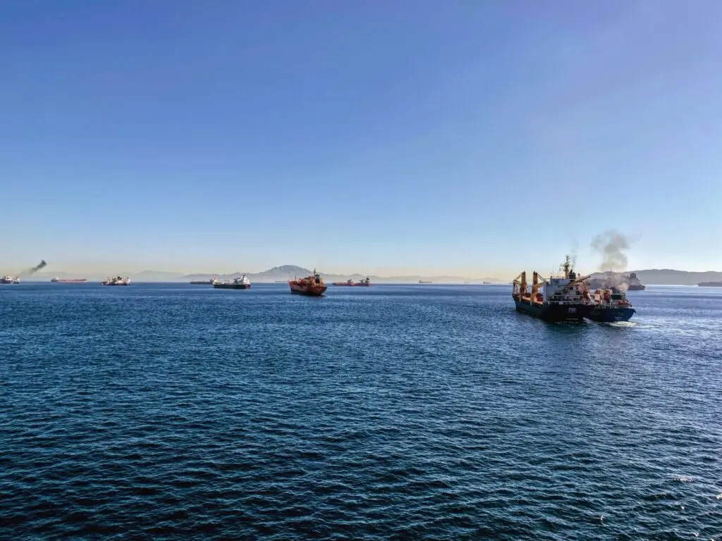 Blick auf Gibraltar und Containerschiff vor der Küste