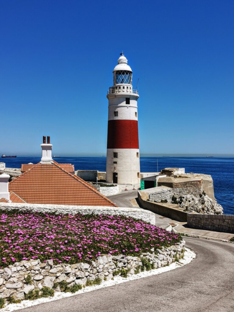 Rot weißer Leuchtturm in Gibraltar