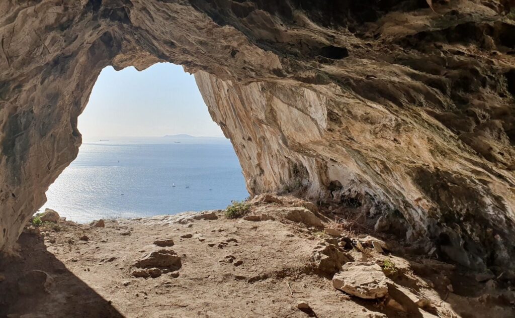 Höhle mit Blick aufs Meer in Gibraltar