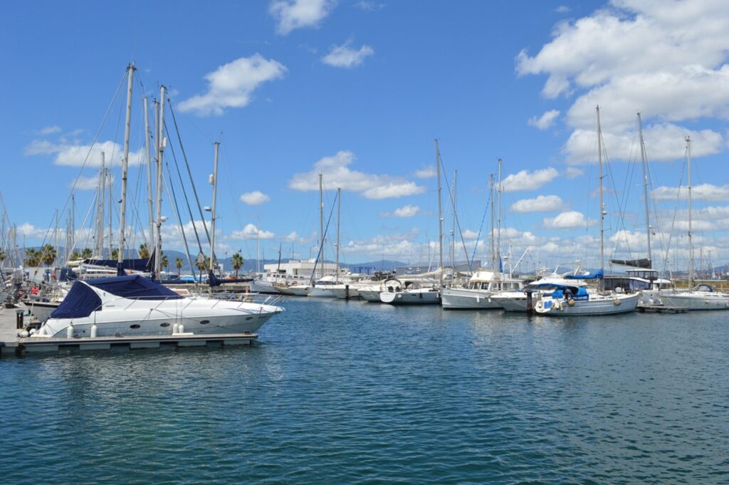 Kleiner Yachthafen mit Booten in Gibraltar