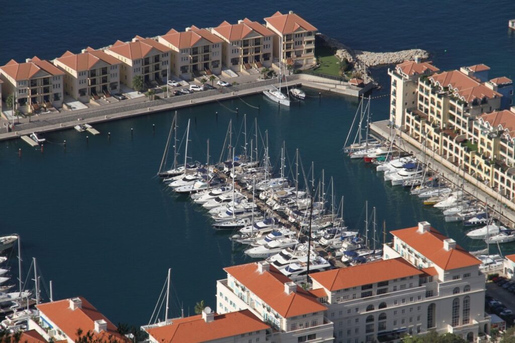 Blick auf Ocean Village Marina mit Yachthafen in Gibraltar