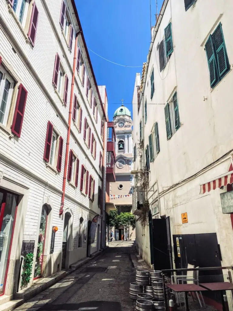 Schmale Gasse mit Kirchenturm im Zentrum von Gibraltar