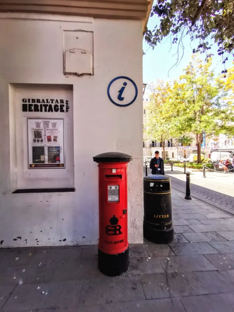 Touristeninformation mit rotem Briefkasten in Gibraltar