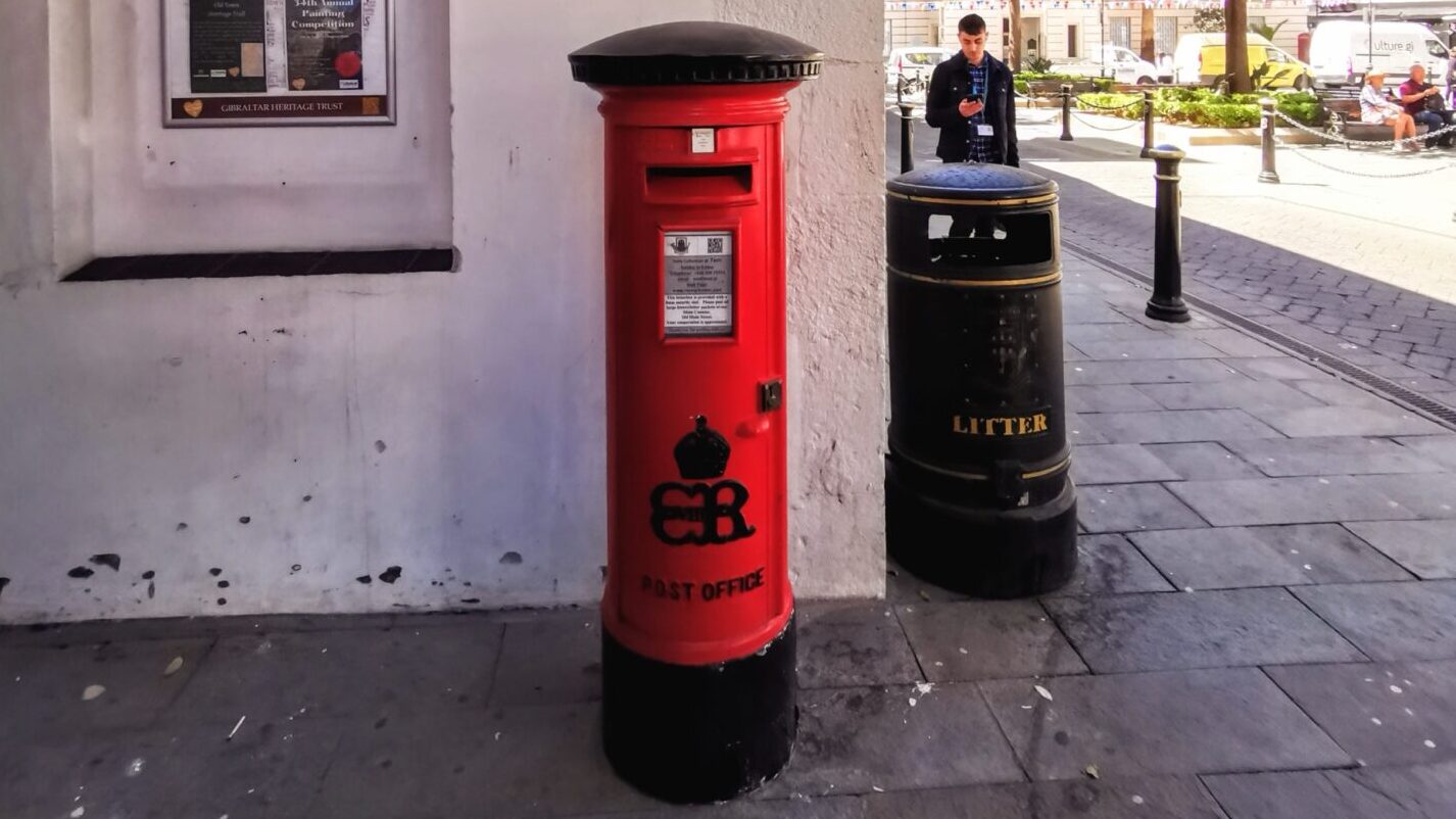 Touristeninformation mit rotem Briefkasten in Gibraltar