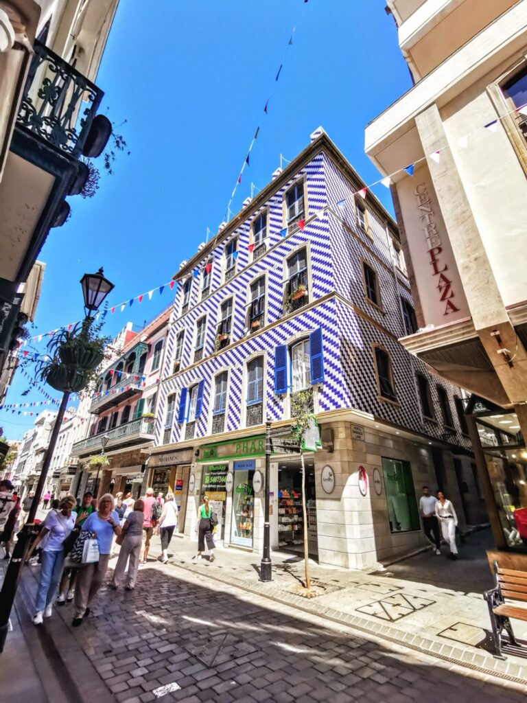 Main Street mit blau weisem Haus 
in Gibraltar