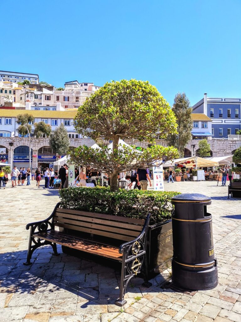 Grand Casemates Square mit Bank in Gibraltar
