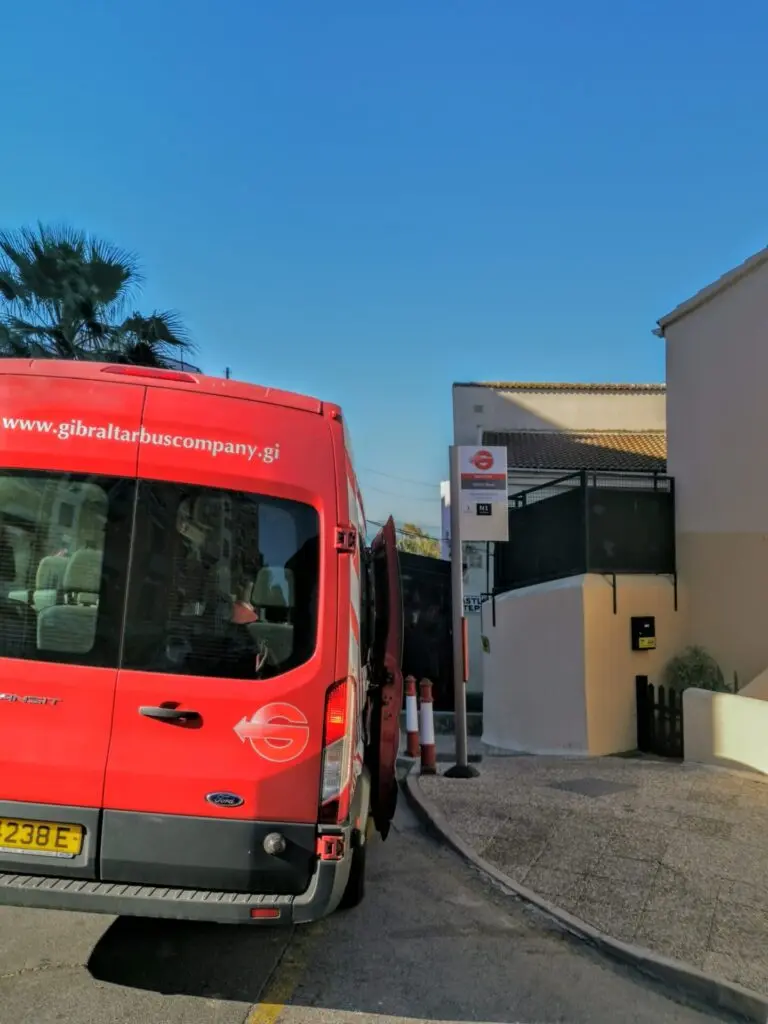Roter Bus an Haltestelle in Gibraltar