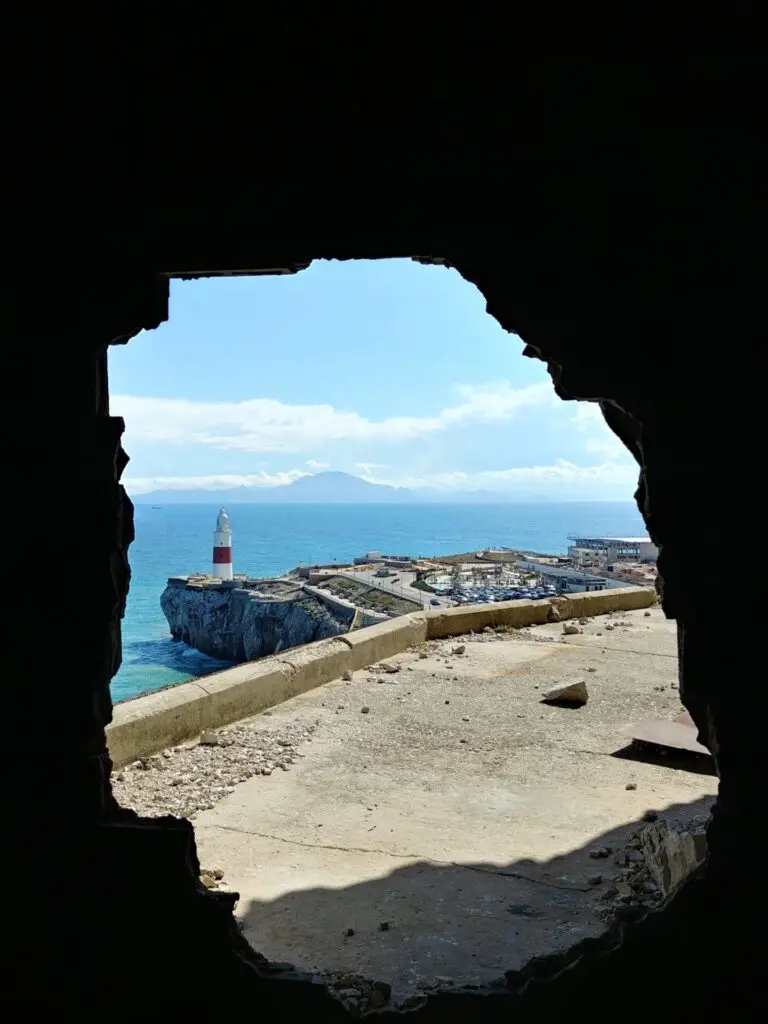 Höhle mit Blick auf den Europapunkt in Gibraltar
