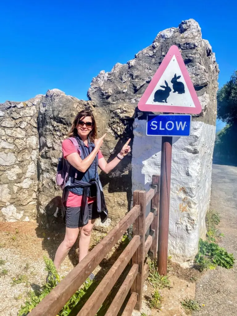 Schild mit Hasen und Frau auf dem Upper Rock