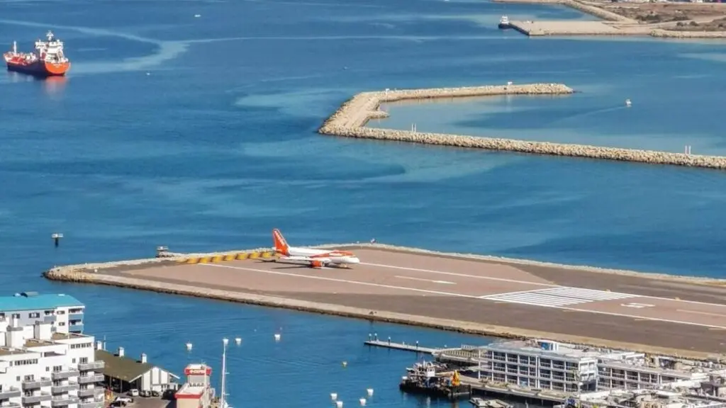 Flugzeug auf der Flughafenlandebahn in Gibraltar