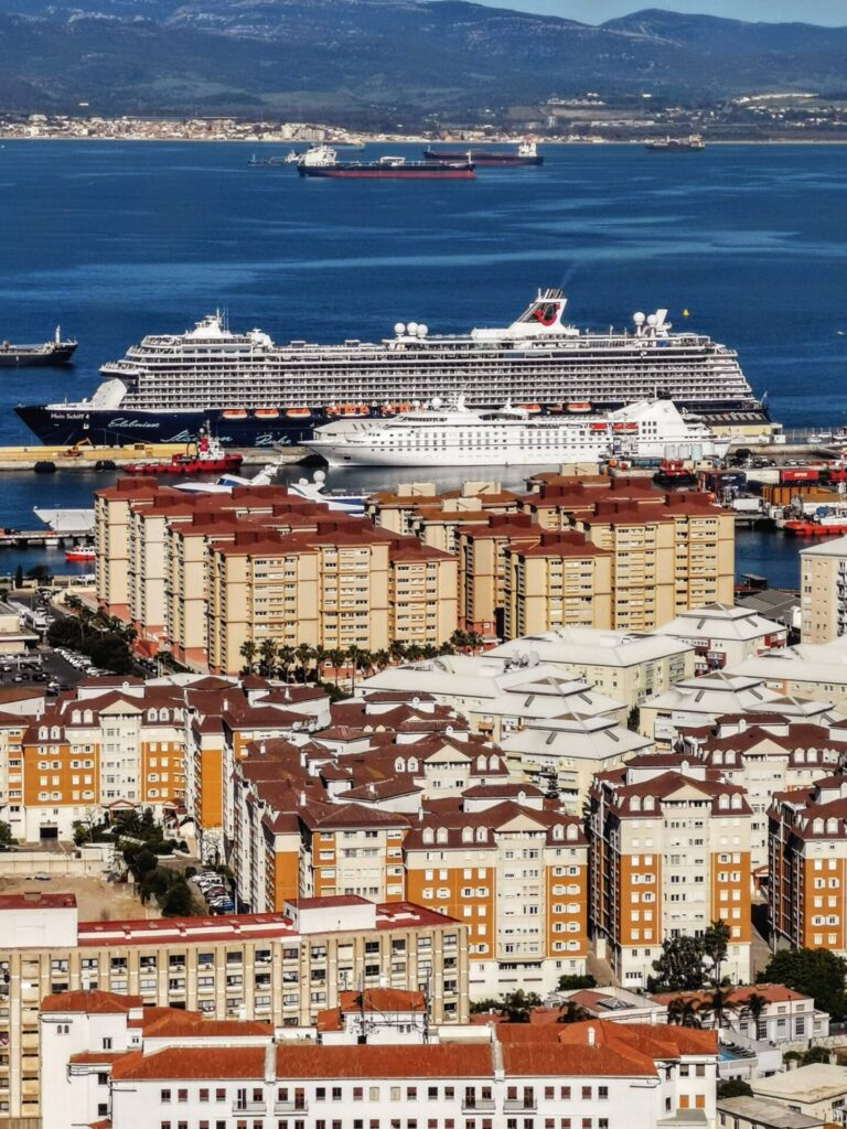 Blick auf Gibraltar und den Hafen mit Kreuzfahrtschiff