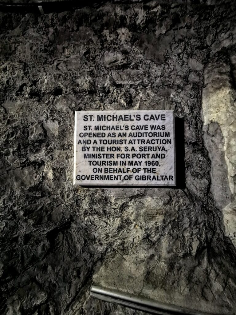 Steintafel in der Saint Michael's Höhle - St. Michael’s Cave in Gibraltar