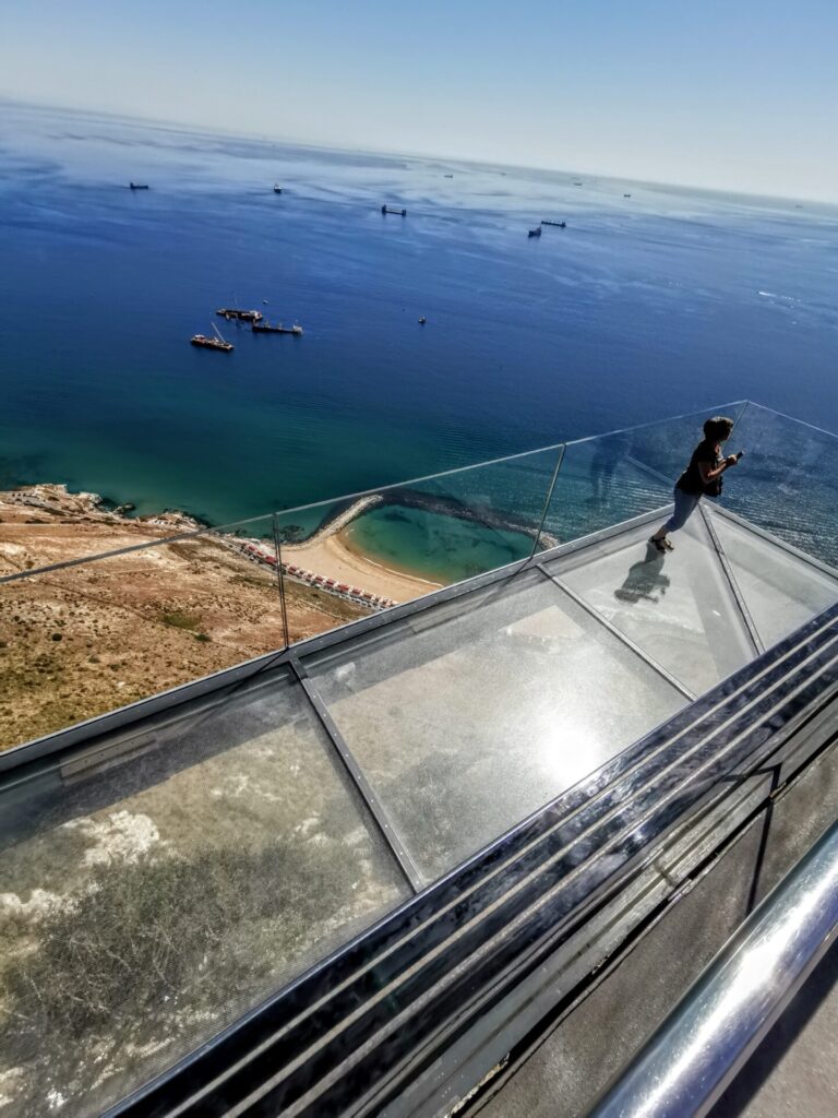 Mann auf dem Skywalk auf dem Upper Rock in Gibraltar