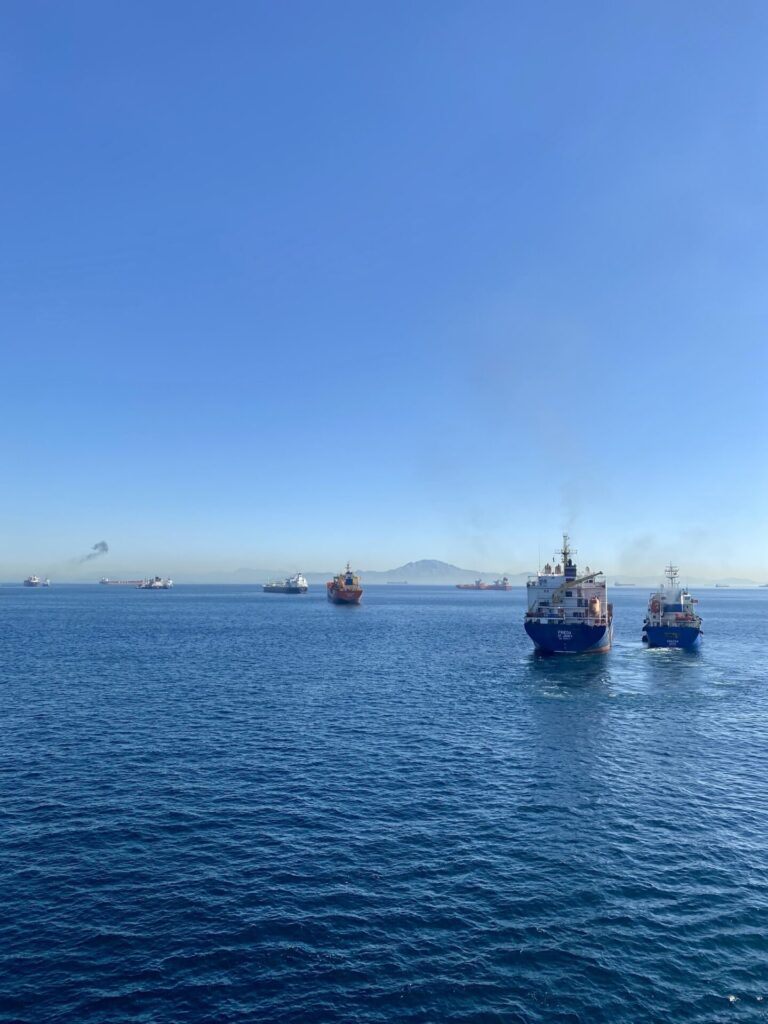 Meer vor Gibraltar mit Schiffen