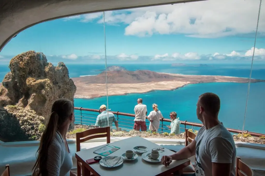 Pärchen im Restaurant am Mirador del Rio in Lanzarote