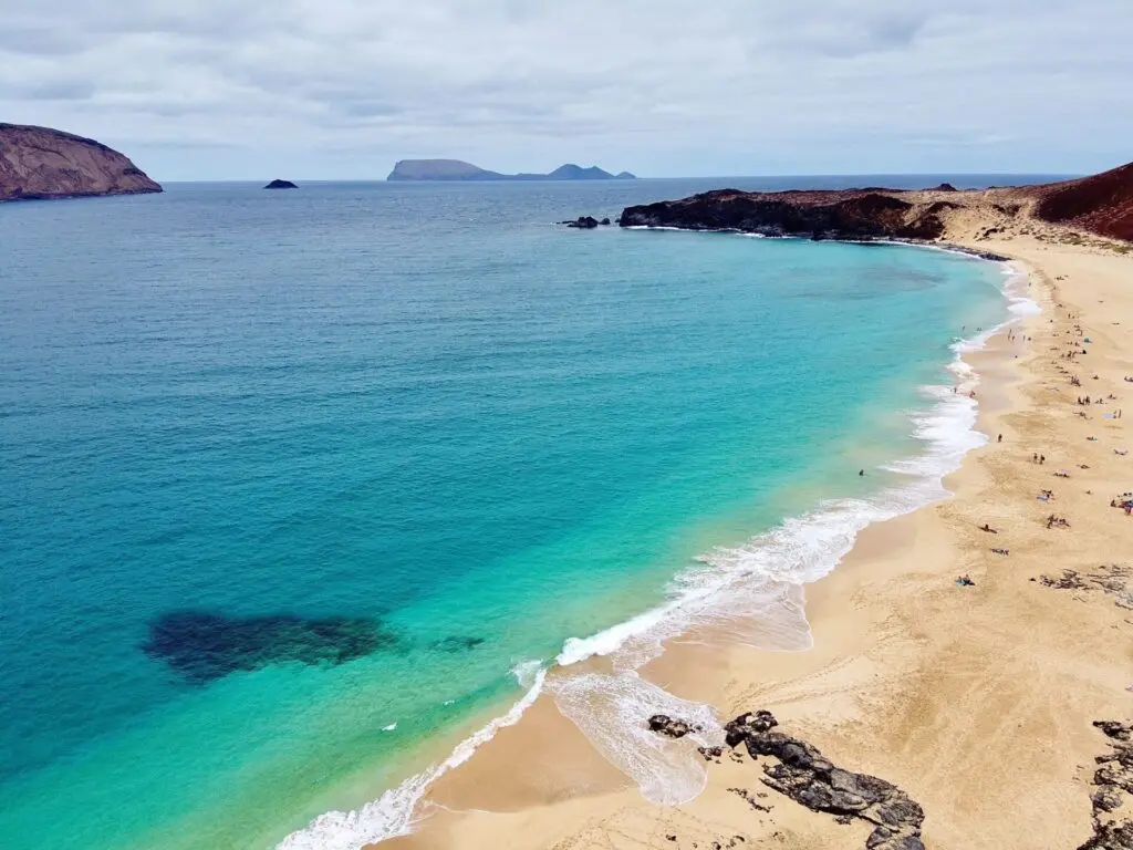 Blick auf Meer und Strand  in Lanzarote 