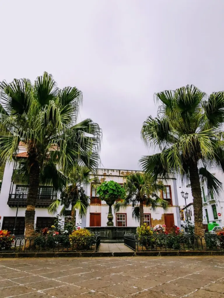 Stadt-Platz mit Palmen in Garachico  auf Teneriffa