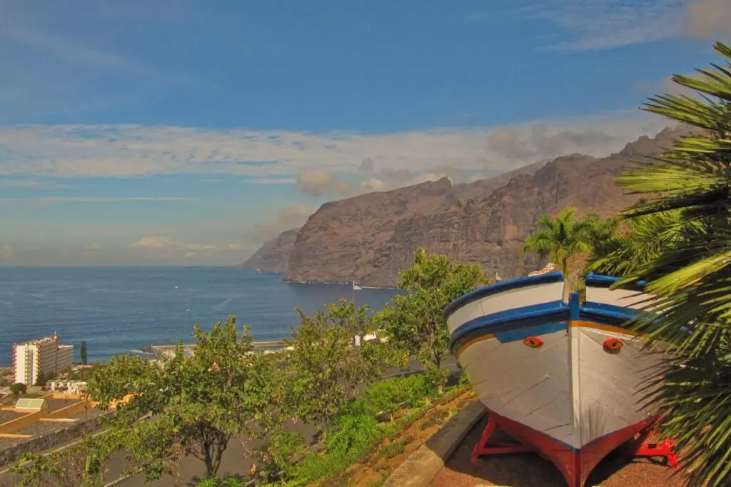 Klippe Los Gigantes mit Boot auf Teneriffa 