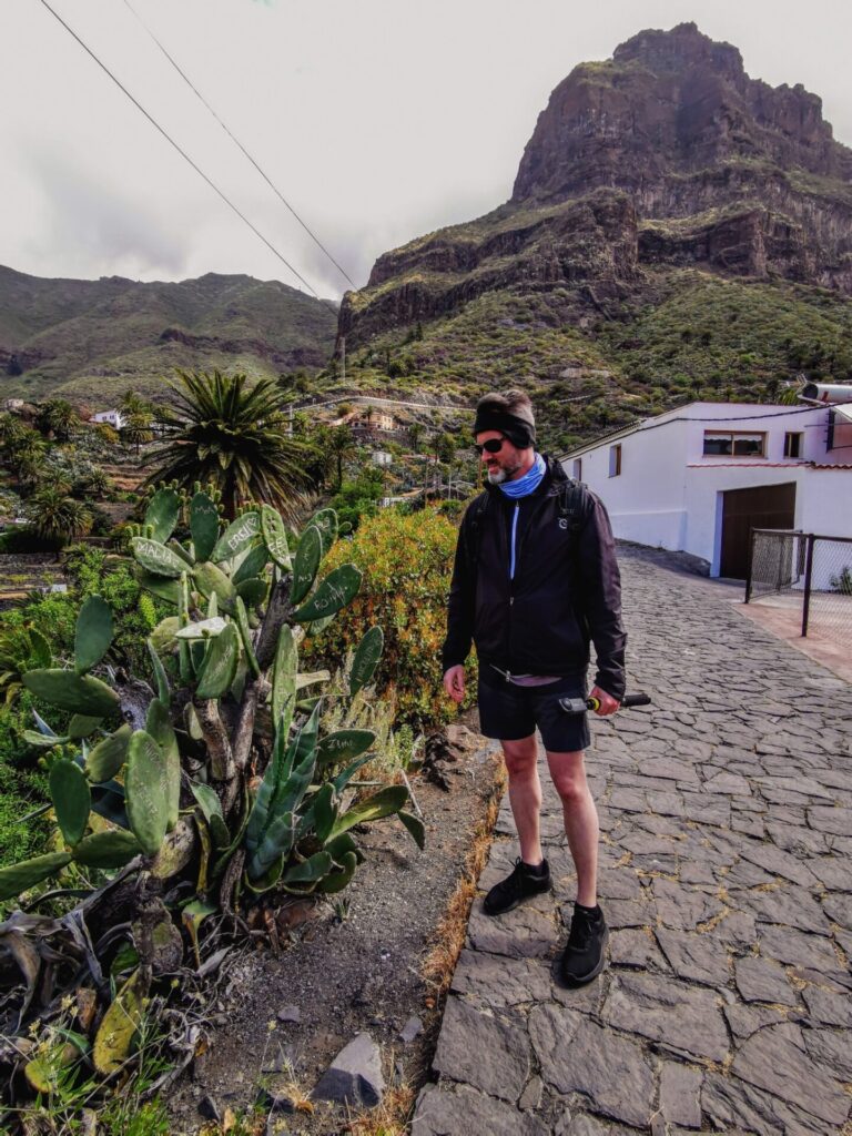 Wanderweg mit Palme in Masca auf Teneriffa