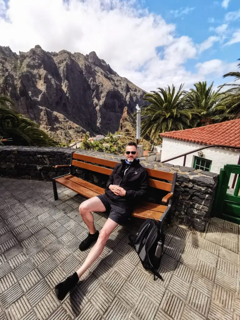 Bank mit Mann in Masca auf Teneriffa