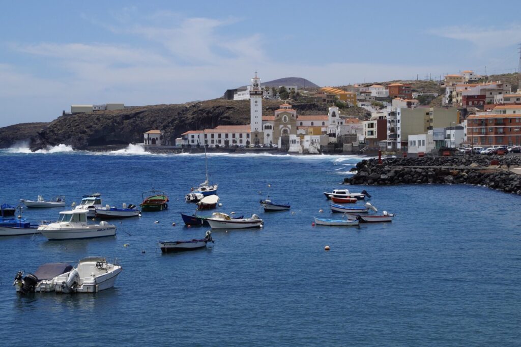 Küste mit Booten und Blick auf dei Basilika von Candelaria  auf Teneriffa