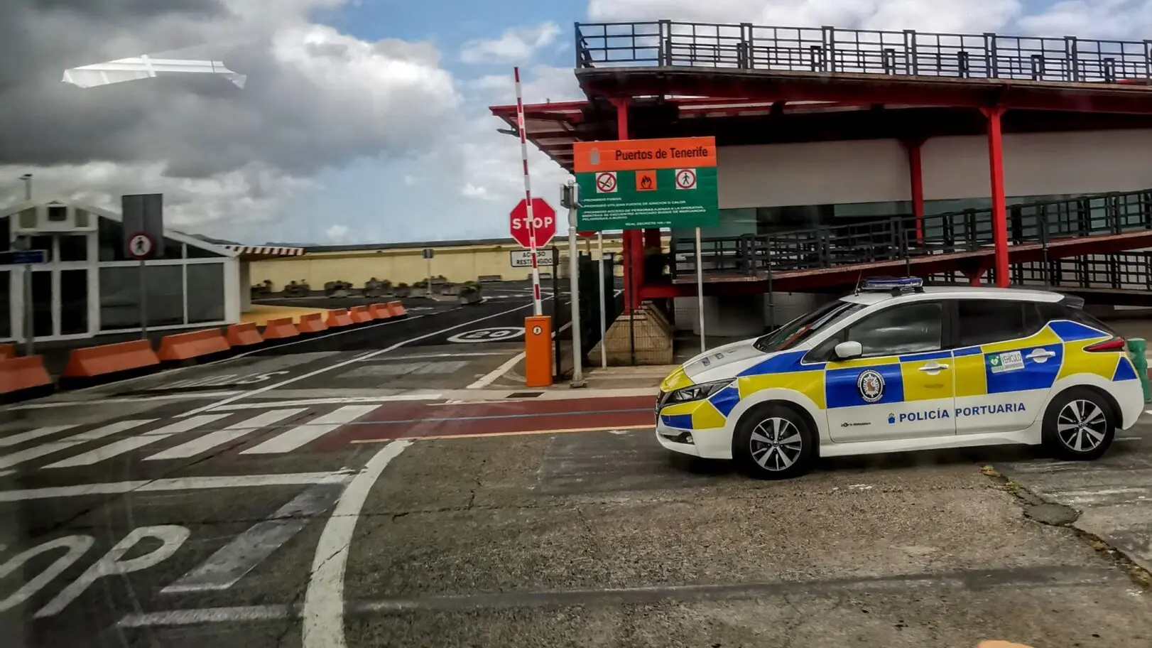 Ausfahrt am Hafen von Santa Cruz mit Polizeiauto