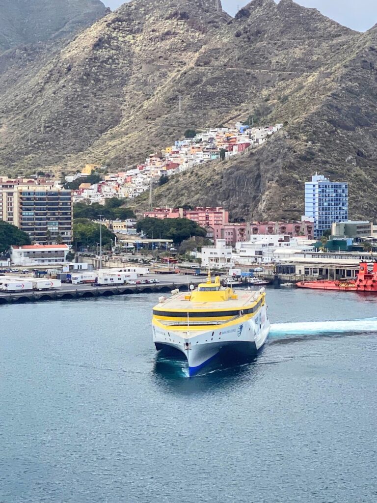Gelb weiße Fähre im Hafen von Santa Cruz auf Teneriffa