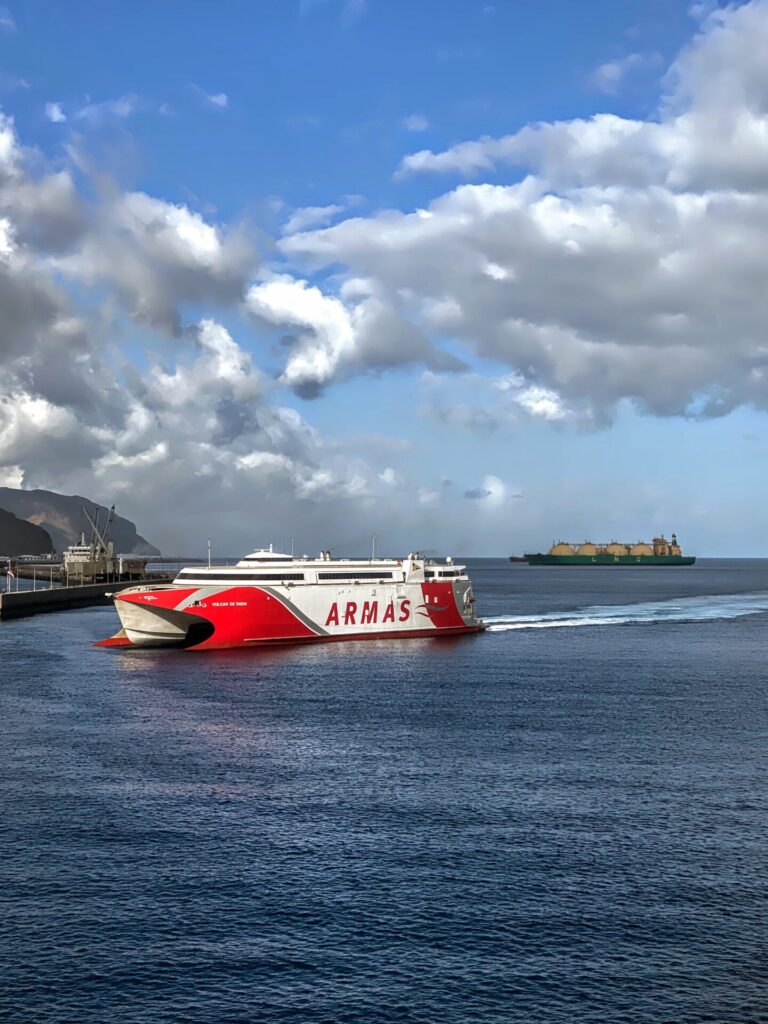 Rot weiße Fähre im Hafen von Santa Cruz auf Teneriffa