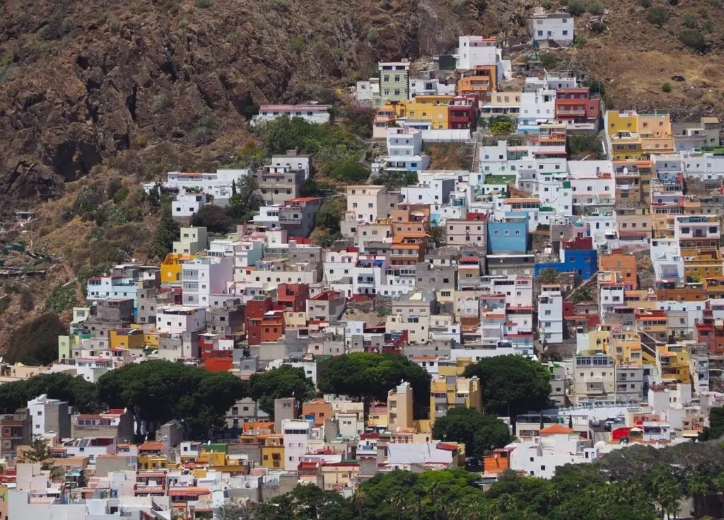 Bunte Berg-Siedlung in Santa Cruz auf Teneriffa