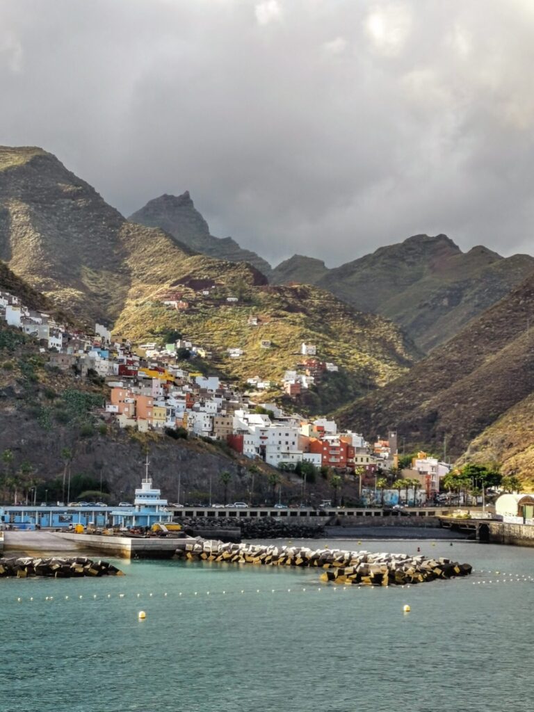 Bergdorf am Hafen von Santa Cruz auf Teneriffa 